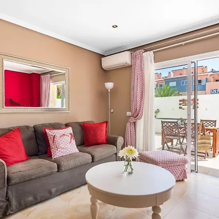 Bright 2-bedroom With Pool And Terrace Lejlighed